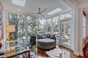 Modern 2BR Condo with Sunroom near Uptown